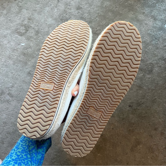 Like New TOMS Womens Palma White Canvas Slip On Espadrille Shoes size 9 - Picture 4 of 5